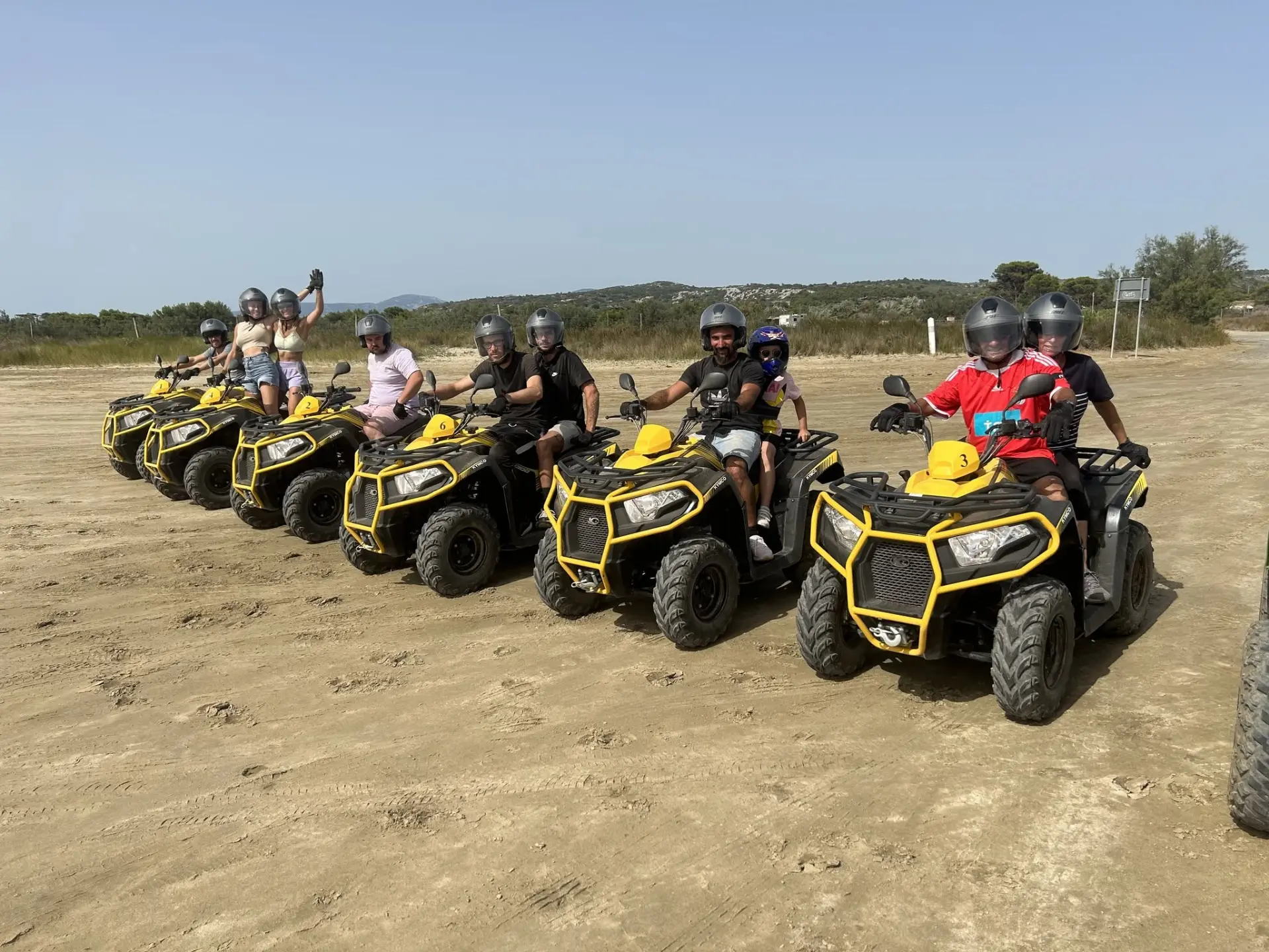Groupe de participants alignés sur leurs quads Kymco jaunes et noirs, avant le départ d'une randonnée à Port-la-Nouvelle